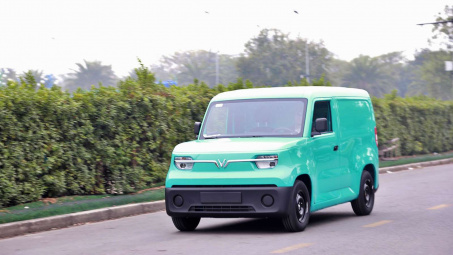 Lần đầu EC Van lộ diện tại Hà Nội, tài xế chốt 2 điểm: Nhỏ gọn đi phố và dễ điều khiển