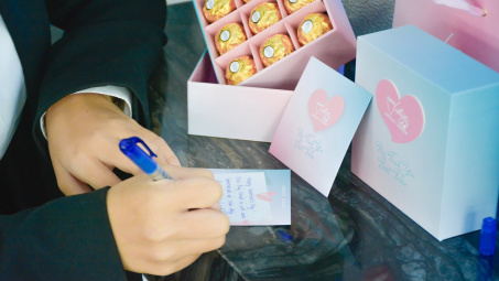 Khách hàng bất ngờ khi được nhận quà Valentine từ Omoda & Jaecoo Việt Nam