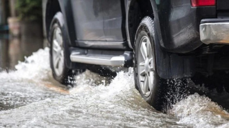 Nước ngập bao nhiêu thì xe ô tô không thể đi qua? Những điều tài xế cần biết để bảo vệ xe mùa mưa bão