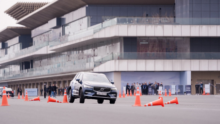 Thử độ an toàn của xe Volvo tại trường đua F1 Hà Nội