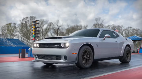 8 mẫu xe huyền thoại bị đuổi khỏi đường đua vì... quá nhanh