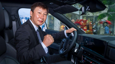 HLV Kim Sang-sik đi xe gì tại Việt Nam?