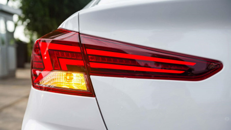 Giải mã âm thanh "tích tắc" từ đèn xi-nhan ô tô