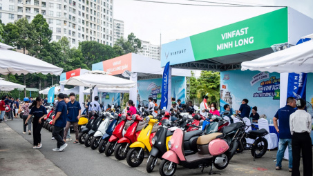 Khách hàng ồ ạt đặt cọc xe máy điện tại sự kiện “Đổi xăng lấy điện”