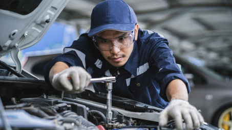 Những thói quen nguy hiểm khi tự bảo dưỡng ô tô tại nhà