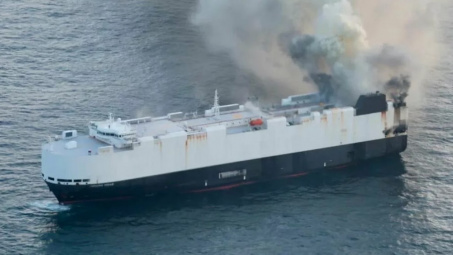 Con tàu chở hơn 3.000 xe ô tô chìm ngoài khơi Alaska sau vụ cháy bí ẩn