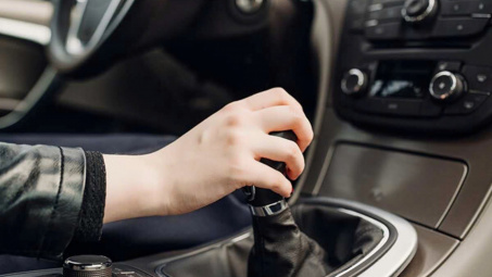 Vì sao ô tô không vào được số? Nguyên nhân và cách xử lý