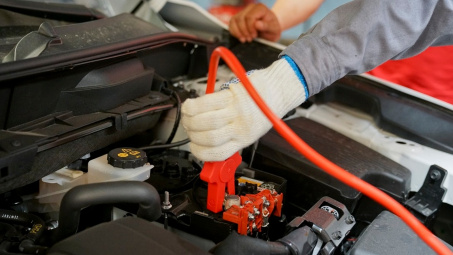 Kích bình ắc quy ô tô đúng cách: Hướng dẫn an toàn cho tài xế