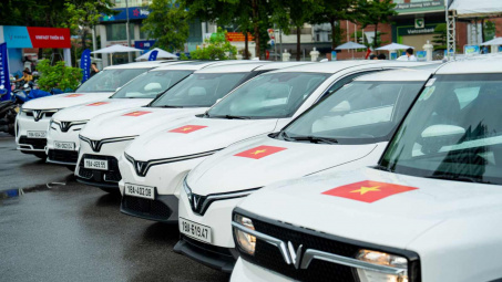 Mừng Quốc khánh, VinFast tặng 100.000 bộ decal Quốc kỳ cho chủ xe