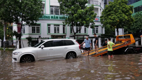 Chủ xe cần làm gì khi phương tiện chết máy giữa mưa lũ?
