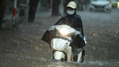 Xe máy lội qua vùng ngập nhưng không chết máy: Những hỏng hóc cần xử lý ngay