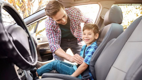 Quy định mới: Trẻ dưới 10 tuổi không được ngồi ghế trước ô tô từ năm 2026