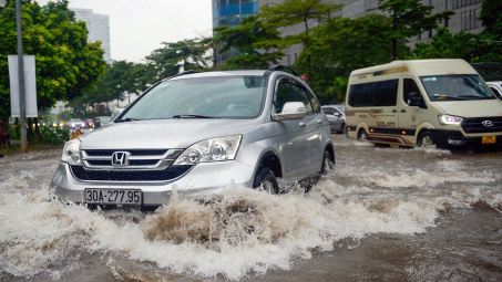 Lùi xe qua chỗ ngập có tránh được thủy kích không?