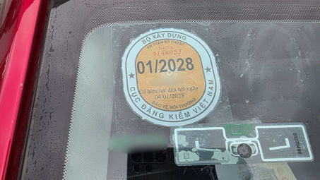 Từ 2026: Ô tô chỉ còn một tem kính lái, xe điện sắp có biển số riêng
