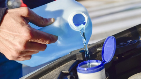 Dùng nước máy thay nước rửa kính ô tô: Tiết kiệm nhỏ, rủi ro lớn