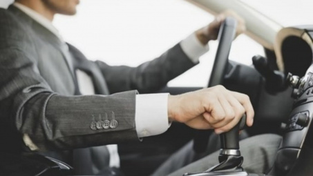 7 sai lầm nguy hiểm khi lái xe số tự động