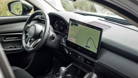 Mazda CX-5 mới bỏ gần hết nút bấm vật lý vì hãng xe Nhật cho rằng "màn hình cảm ứng an toàn hơn"