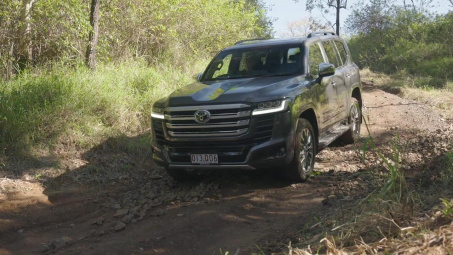 Toyota Land Cruiser 300 2026 phô diễn khả năng off-road ấn tượng trên địa hình khắc nghiệt