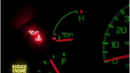 Đèn báo dầu bật sáng, tài xế cần làm gì ngay?
