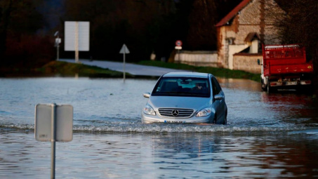 Mực nước ngập sâu bao nhiêu thì ô tô tuyệt đối không nên vượt qua?