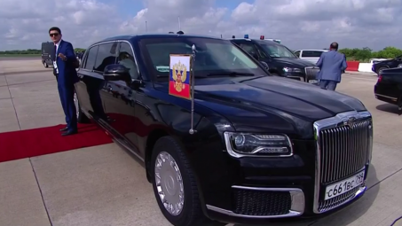 Tổng thống Nga Putin "khoe" siêu limousine Aurus tới các chính khách quốc tế