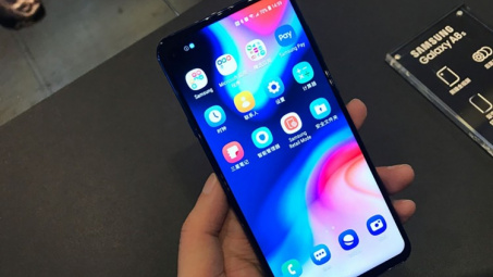 Samsung ra mắt smartphone với màn hình đục lỗ đầu tiên trên thế giới