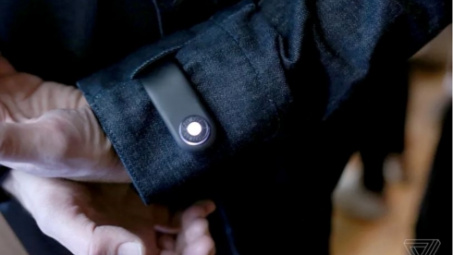 Áo khoác thông minh cảnh báo người mặc khi quên điện thoại