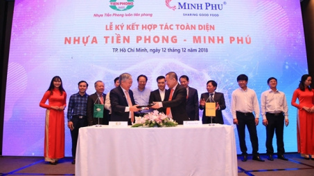 Nhựa Tiền Phong bắt tay Minh Phú công nghệ hóa ngành tôm