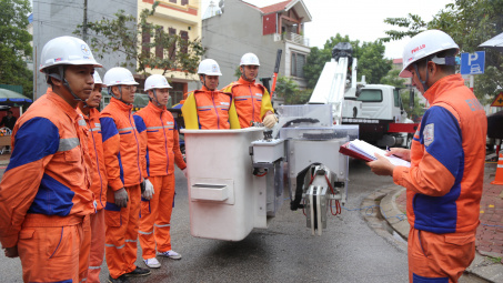 EVNNPC chính thức triển khai sửa chữa điện Hotline trên lưới 22kV