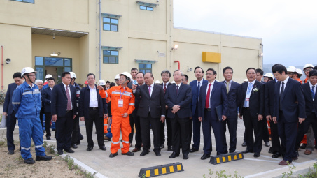 Thủ tướng Nguyễn Xuân Phúc thị sát cảng xuất sản phẩm Khu liên hợp Lọc hóa dầu Nghi Sơn