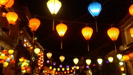 Chào năm mới, Hội An thắp sáng hơn 3.000 đèn lồng và khinh khí cầu