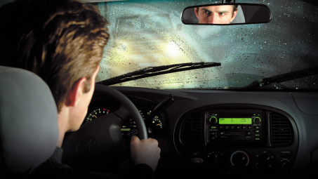 Bí quyết xử lý kính lái mờ trong thời tiết mưa ẩm