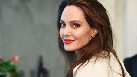 Tin ảnh: Angelina Jolie sẽ quyết định táo bạo? Người Việt thiệt mạng tại Ai Cập