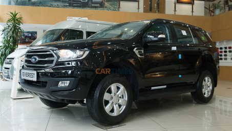Cận cảnh Ford Everest Ambiente phiên bản AT có mặt tại đại lý