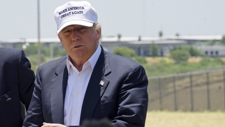 Tin ảnh: Ông Trump ra sức thuyết phục xây bức tường biên giới