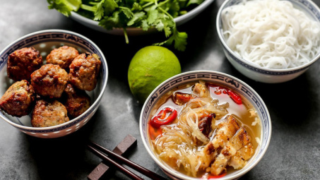 Những món vỉa hè Việt “nổi danh” trên báo Tây