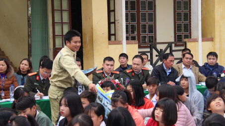 Truyền tải điện 1 đồng hành cùng bà con miền núi