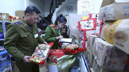 Hàng trăm hộp bánh kẹo, thực phẩm không rõ nguồn gốc bị thu giữ trước thềm Tết Nguyên đán