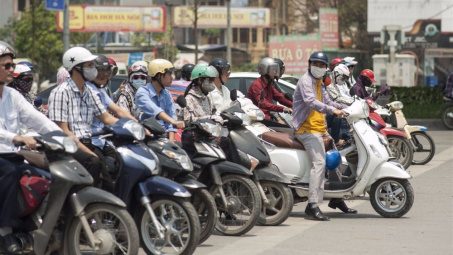 Muốn an toàn khi đi xe máy trên đường, tuyệt đối tránh 5 hành động này