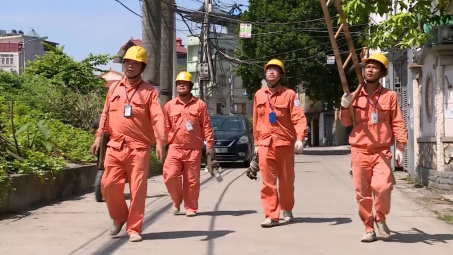Người thợ điện bất ngờ nổi tiếng trên mạng xã hội vì dáng đi “thần thánh”