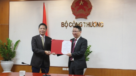 Trao Quyết định bổ nhiệm chức vụ Cục trưởng Cục Phòng vệ thương mại