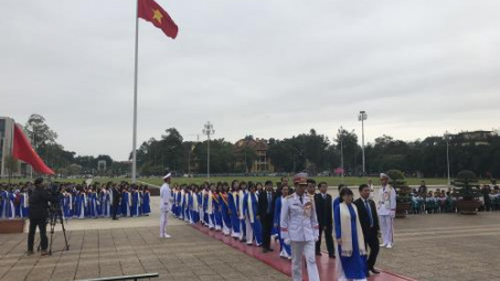 Tổng công ty May 10 báo công dâng Bác