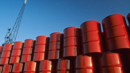 Giá dầu giảm mạnh dù sản lượng của OPEC thấp nhất