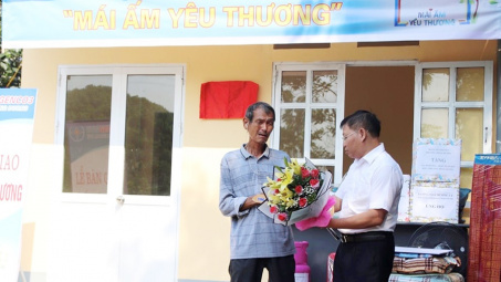 Nhiệt điện Mông Dương trao nhà cho hộ nghèo neo đơn