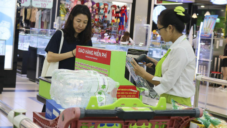 Giữa “cơn khát” nước sạch của Thủ đô, Big C tuyên bố bán nước đóng chai không lợi nhuận