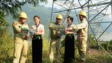 Lính truyền tải với công tác dân vận