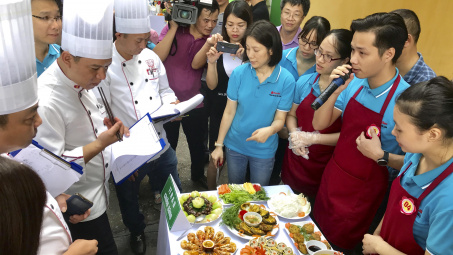 Người lao động ngành Công Thương chuẩn bị thi tài nấu ăn, thể hiện "Hành động vì an toàn thực phẩm"