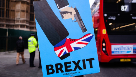 Đồng bảng Anh giảm giá trước những trở ngại thông qua thỏa thuận Brexit mới