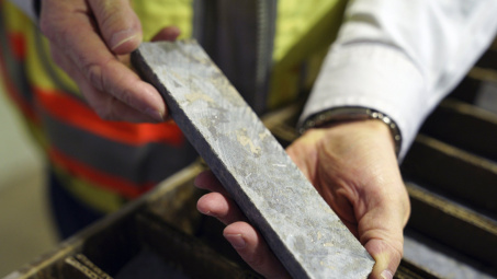 Giá nickel điều chỉnh giảm sau khi chạm mốc cao nhất kể từ năm 2014