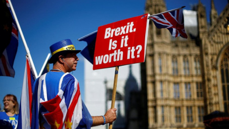 Brexit: Quốc hội Anh “đá phản lưới nhà”